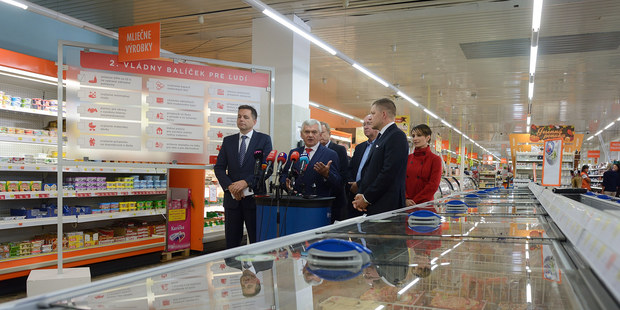 Vl�da zni�uje DPH na niektor� potraviny, pre porovnanie ceny maj� sl��i� dvojit� cenovky v obchodoch