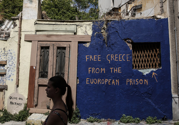 Gr�cka kr�za na at�nskych sten�ch: Pohreb eura a Merkel Mouse poukazuj� na frustr�ciu obyvate�ov