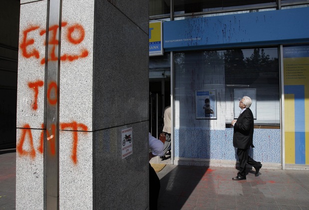 MMF preč, posprejovaný stĺp Hellenic bank v centre Atén