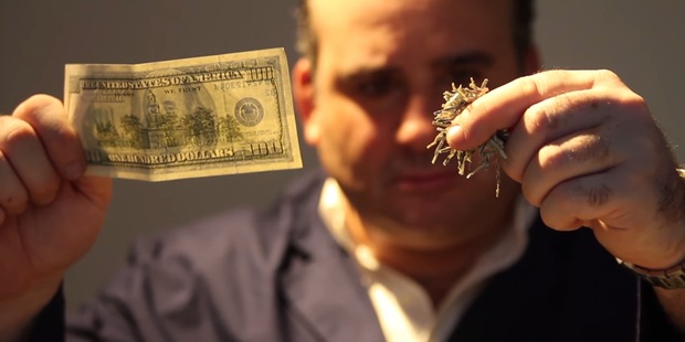 �ialenec? Mu�, ktor� postrihal mili�n dol�rov protestuje proti  hodnote pe�az�