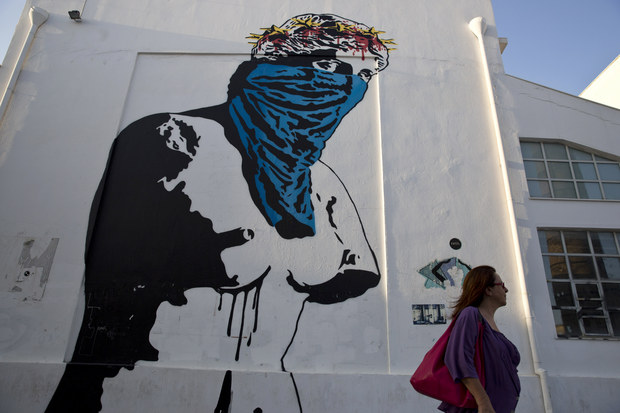 Gr�cka kr�za na at�nskych sten�ch: Pohreb eura a Merkel Mouse poukazuj� na frustr�ciu obyvate�ov
