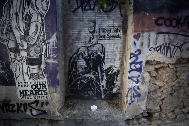 Gr�cka kr�za na at�nskych sten�ch: Pohreb eura a Merkel Mouse poukazuj� na frustr�ciu obyvate�ov