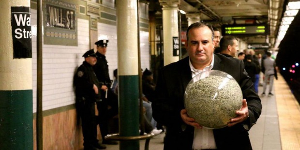 �ialenec? Mu�, ktor� postrihal mili�n dol�rov protestuje proti  hodnote pe�az�