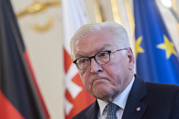 �ierny scen�r, miestami a� kon�pira�n�: Nitky v ruk�ch celebr�t z Davosu, Lagardovej kapitul�cia, rozpad euroz�ny