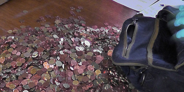 Vrtuľníkové peniaze zamietnuté: ECB nezvažuje, že by ľuďom zadarmo rozdávala čerstvo natlačené peniaze Vrtuľníkové peniaze zamietnuté: ECB nezvažuje, že by ľuďom zadarmo rozdávala čerstvo natlačené peniaze