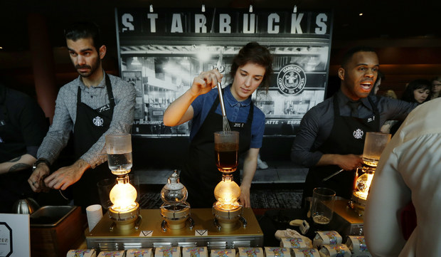 Z �oho v�etk�ho sa daj� vys�di� peniaze: �ena �aluje Starbucks za pr�li� ve�a �adu