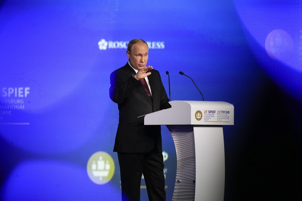 Putin na ekonomickom fóre v Petrohrade: Dominancia USA vo svete skončila, ekonomický blitzkrieg nemal šancu uspieť