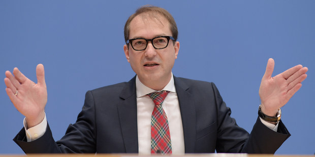 Právna bitka s Bruselom: Nemci cúvli so spoplatnením diaľnic Právna bitka s Bruselom: Nemci cúvli so spoplatnením diaľnic