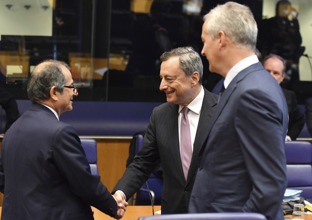 Taliansky minister financií Giovanni Tria, vľavo, a šéf Európskej centrálnej banky Mario Draghi