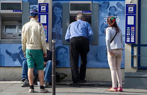 Pozor pri v�bere z bankomatu: Takto v�m zohrat� partie ukradn� peniaze