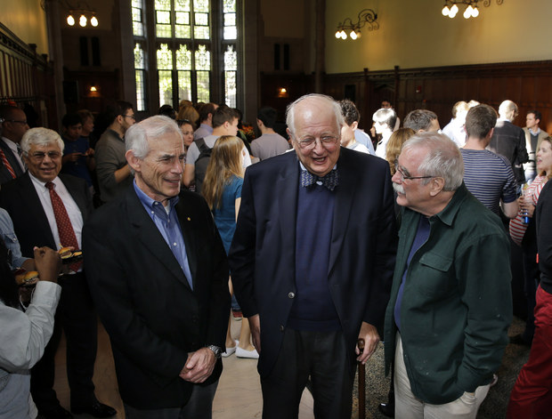 Angus Deaton, laureát za akonómiu, v strede, počas recepcie usporiadanej na počesť čerstvých držiteľov Nobelovej ceny za rok 2015 Angus Deaton, laureát za akonómiu, v strede, počas recepcie usporiadanej na počesť čerstvých držiteľov Nobelovej ceny za rok 2015