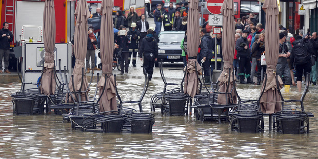 E� pom��e z�plavami su�ovan�m krajin�m