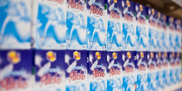 Kravy u� len v ZOO: Mliekari rozd�vali symbolick� posledn� f�a�u mlieka