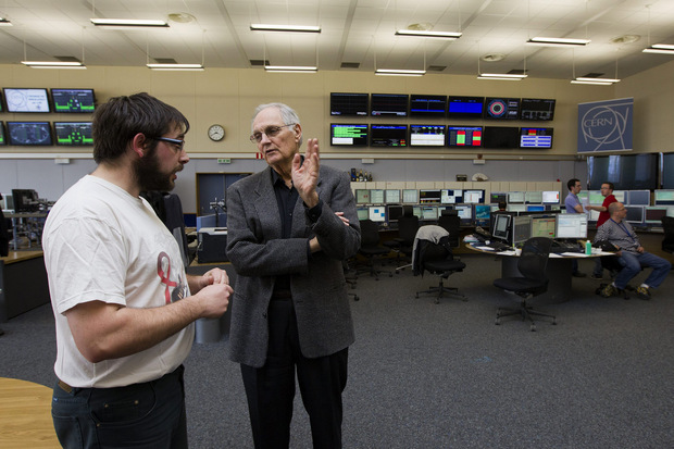 Americký herec Alan Alda v rozhovore s Herve Genoudom (vľavo), operátorom kontrolného centra 