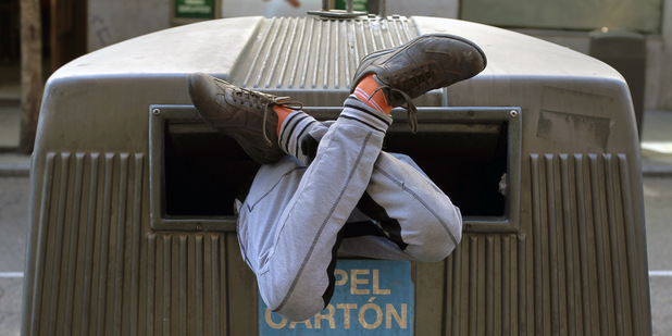 Mus� pracova� tvrd�ie, inak m� pad�ka!