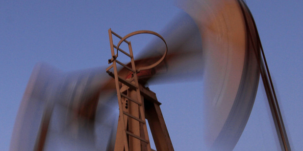Cena ropy st�pa, budeme lieta� drah�ie?