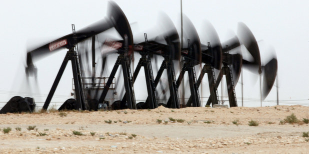 Prudk� prepad trv� u� dva roky: Ceny ropy vlani spadli o �al��ch 35 %, trend m��e pokra�ova�