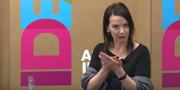 Julianne Holt-Lunstadov�, profesorka psychol�gie na univerzite Brigham Young v Utahu