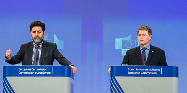 Ignacio Garc�a Bercero (v�avo) a jeho americk� n�protivok, vyjedn�va� Dan Mullaney