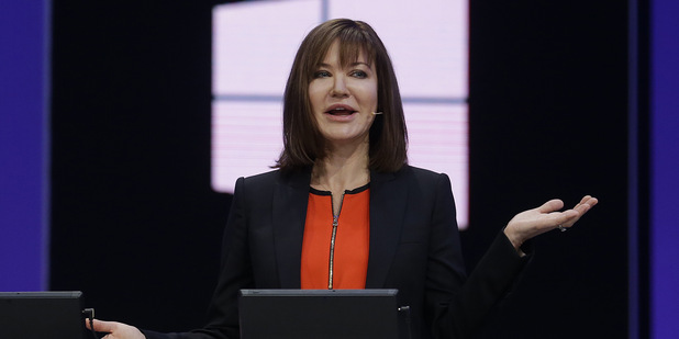 Vlastn� akcion�ri �aluj� Microsoft: Firma tajila, �e ich tablet bol od za�iatku prepad�k