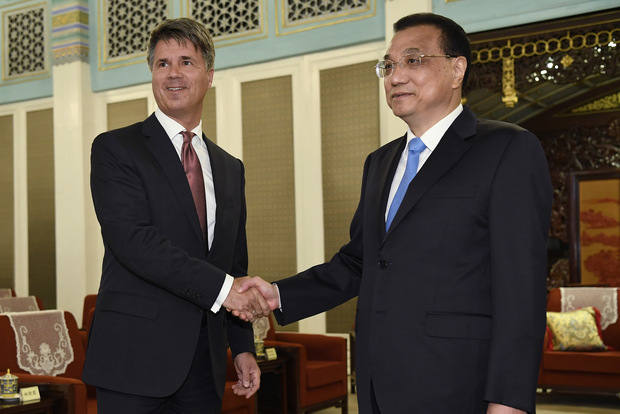 Premiér Čínskej ľudovej republiky Li Kche-čchiang a Harald Kruger, šéf a predseda predstavenstva BMW