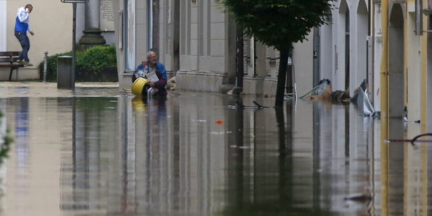 E� pom��e z�plavami su�ovan�m krajin�m